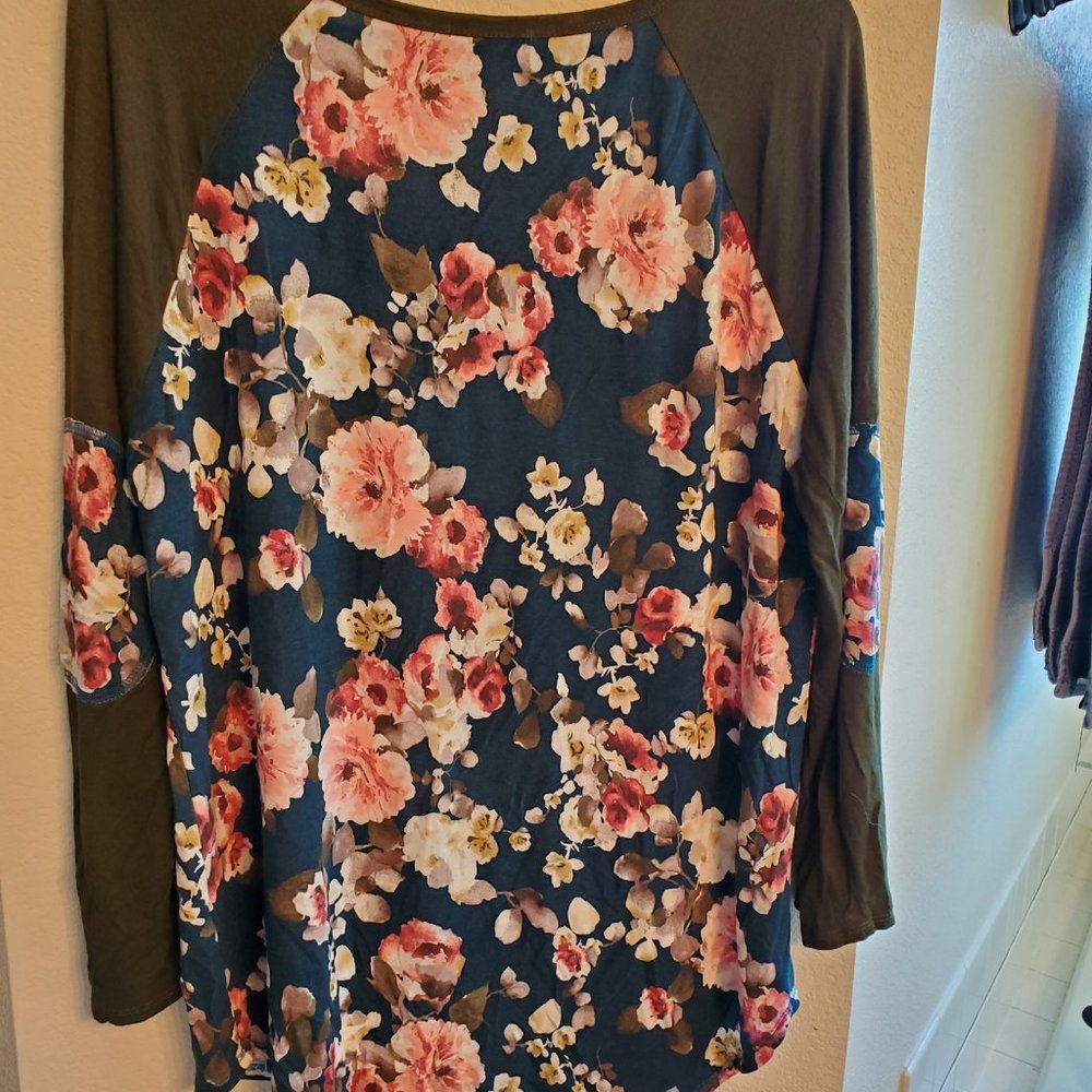Floral Tee - Picture 2 of 4